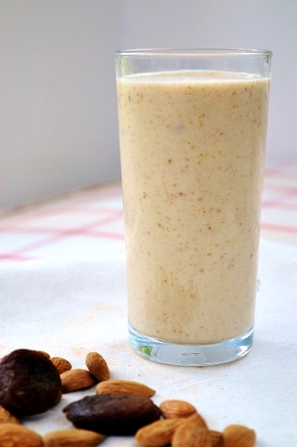 Apricot & Almond Smoothie (with a hint of cardamom)