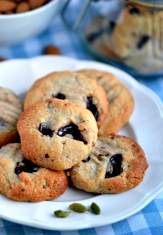 Almond, Cardamom & Chocolate Chunk Cookies |coconutandberries.com