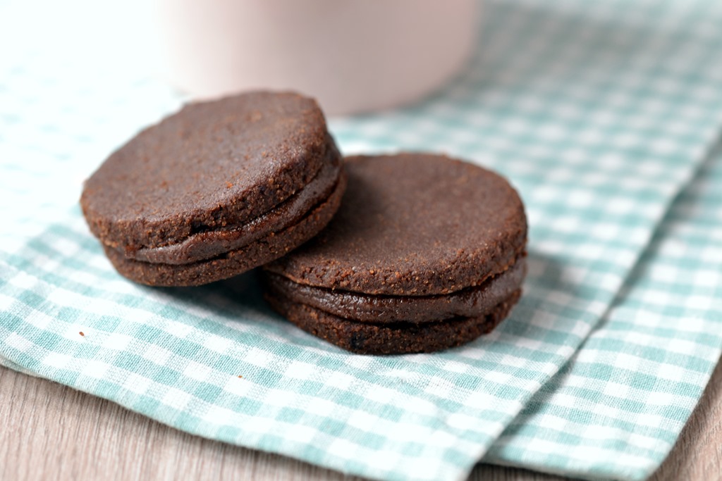 Raw Chocolate-Maca Sandwich Cookies | coconutandberries.com