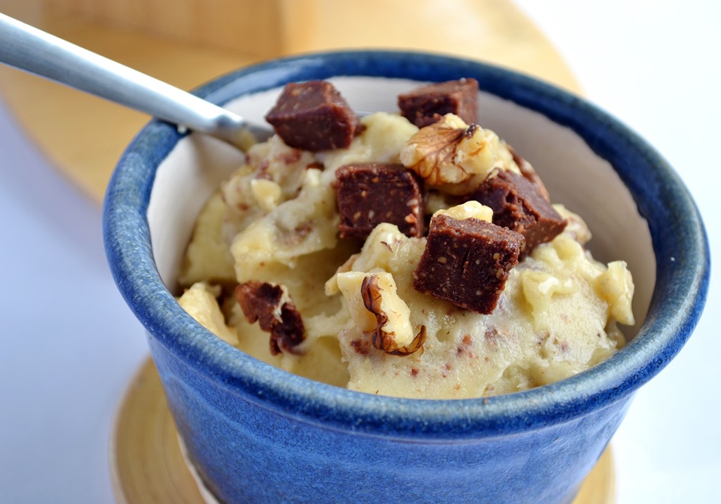 10-Minute Raw Vegan "Chunky Monkey" Ice Cream |coconutandberries.com