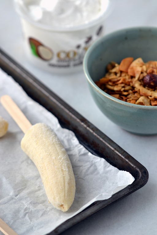 Granola & Coconut Yogurt Banana Pops | coconutandberries.com