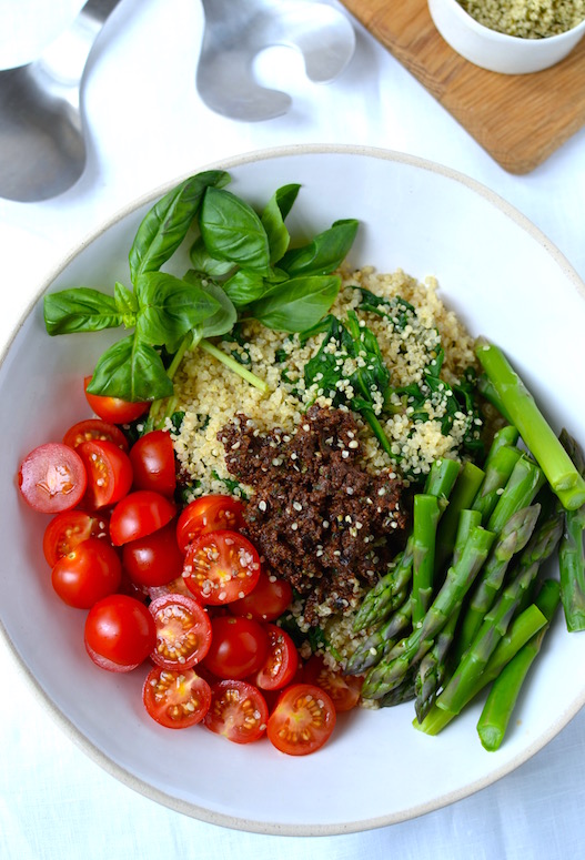 Sun-Dried Tomato Pesto & Asparagus Quinoa Salad | coconutandberries.com